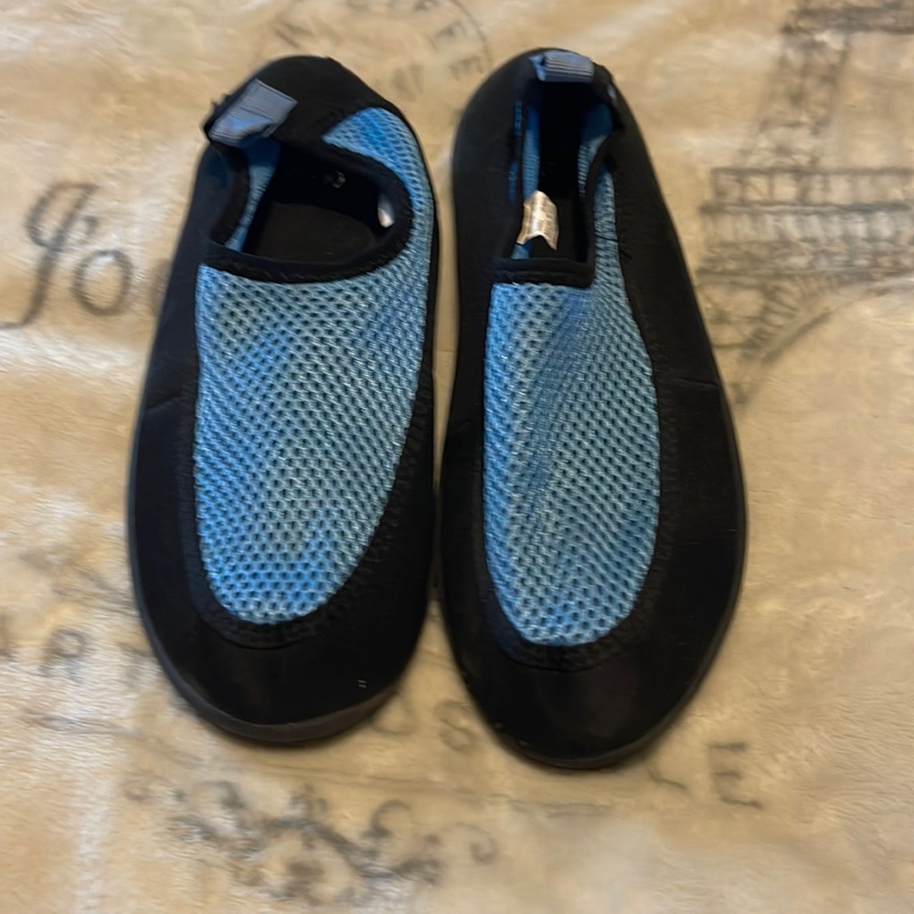 Water shoes, like new, size 8